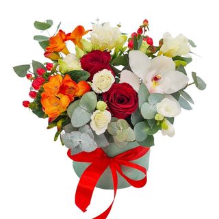 Aranjament cu flori portocalii rosii si albe