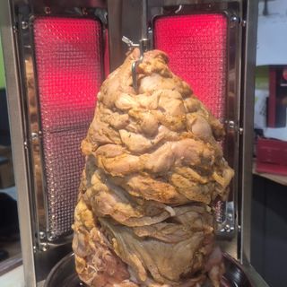 Patatas Con Kebab Y Salsas (2 Uds.)