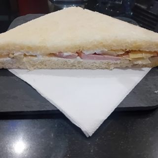 Tramezzino con würstel e carciofini