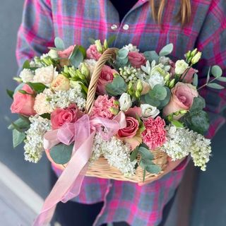 Кошик квітів в ніжно-рожевих кольорах