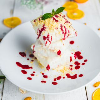 Наполеон с малиновым пюре