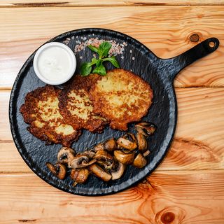 3 placki kartoflane z pieczarkami w śmietanie