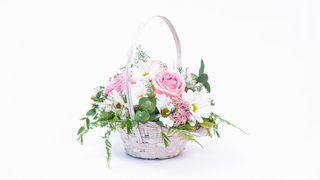 Korpica sa tri roze ruže i margaretom