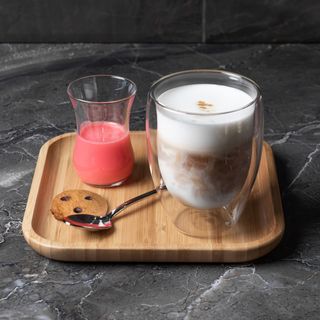 Классический горячий испанский латте  с клубничным соусом 0,35