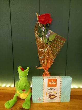 Rosa de Sant Jordi, amb peluix del Drac i caixa de bombons