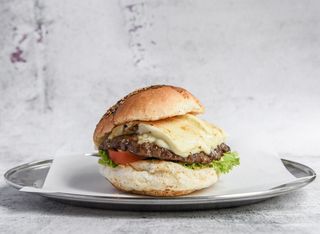 Hamburguesa Sant Jordi Y Patatas Braves