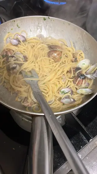 Spaghetti con arselle e pomodorini