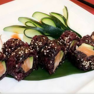 J86 Uramaki black sake avocado
