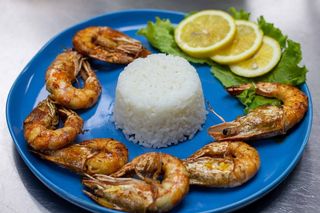 ვეფხისებური კრევეტები ბრინჯით