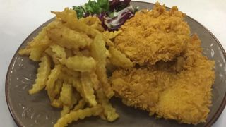 Șnițel de pui crocant și cartofi prăjiți