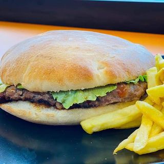 BIG Plescavita Sarbeasca + cartofi prajiti