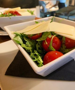 Rukola i čeri paradajz