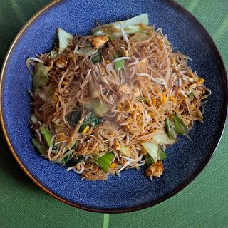 BIHUN GORENG BAKSO AYAM-POLLO