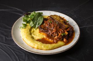 Ceafă de porc în stil țigănesc cu cartofi piure