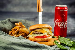 Combo Cheeseburger, fries (portie medie) & drink