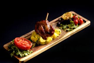 Aripioara de porc rumenita cu piure de cartofi  450 gr