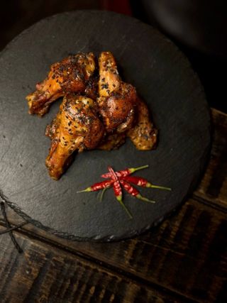 КУРЯЧІ КРИЛЬЦЯ під соусом СОЛОДКИЙ ЧІЛІ