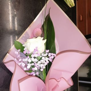 Una rosa blanca decorada