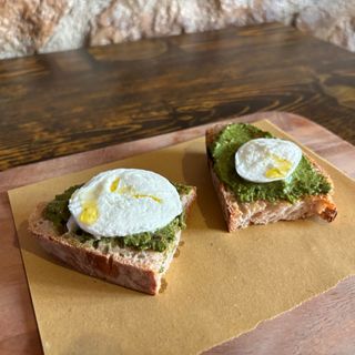 Mozzarella di bufala e pesto di basilico 