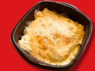 Лазанья с куркою та грибами під вершковим соусом та сиром