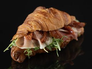 Круасан з прошуто (160g)