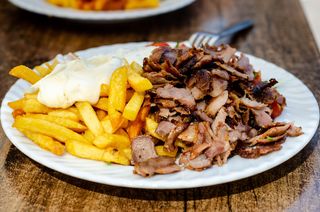 Vaschetta con patatine, kebab e salsa a scelta