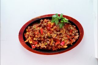 Соте из говядины на керамике