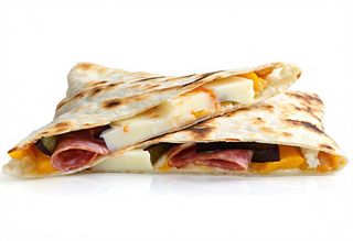 Piadina con salame, melanzane e scamorza