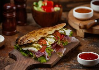 Прошуто крудо