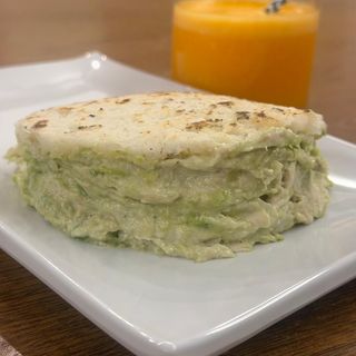 Arepa de pollo y aguacate