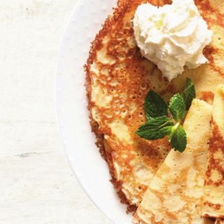 Clatite cu branza de vaci si stafide la cuptor