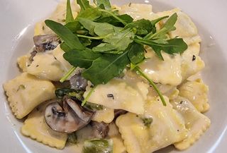 Ravioli de Carne, Cogumelos, Espargos e Rúcula