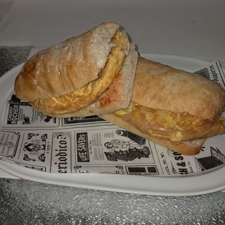 Bocadillo Caliente De Tortilla De Patatas