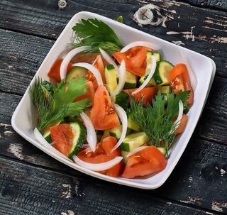 Свежий салат по-домашнему