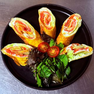 Crepes con salmón salado y queso Philadelphia