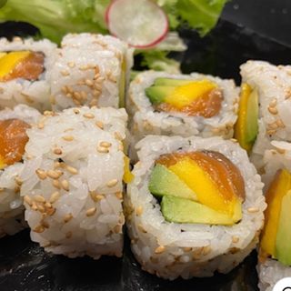 Uramaki salmón, aguacate y mango 8u