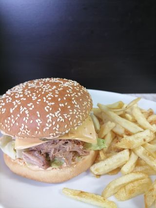 Бургер с дърпано свинско месо (400гр)