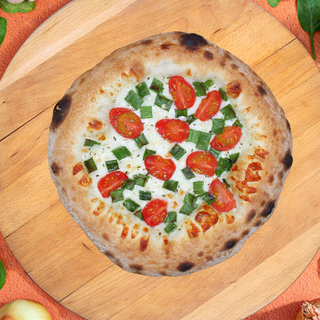 Focaccia z serem, pomidorkami koktajlowymi i zieloną cebulą