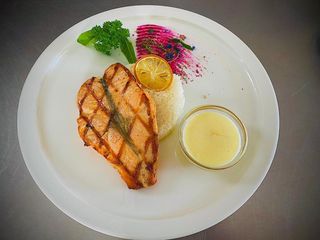 Стейк "Бабочка" из сёмги под сливочно-икорным соусом с рисом