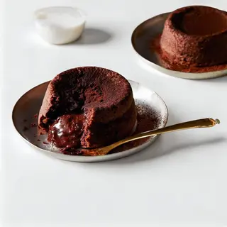 Lava Cake cu topping de fructe de pădure