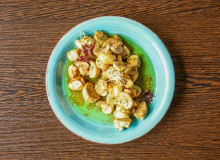 Żołądki drobiowe w sosie koperkowym z dodatkami do wyboru