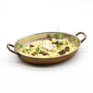 OUĂ TERCI CU SALSA DE TRUFE