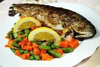 Pastrav la gratar cu legume sote