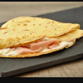 Crêpe würstel, cipolla e ketchup