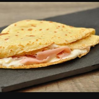 Crêpe würstel, cipolla e ketchup