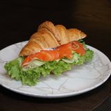 Круасан з лососем (180 гр)