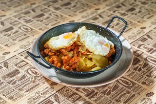 Huevos Rotos Con Picadillo y Salsa de Cabrales