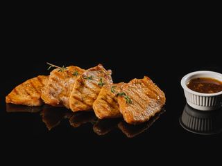 Свински карета на тиган със сос мед и горчица