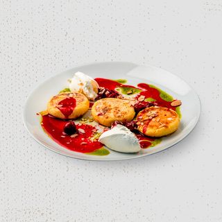 COTTAGE CHEESE PANCAKES CU SMÂNTÂNĂ ȘI CONFIT DE VIȘINE