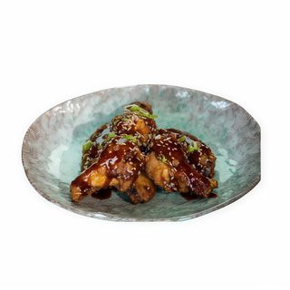 Alitas Amankaya Con Salsa Miso BBQ Y Camotes Fritos